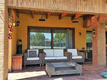 En venta exclusiva casa estilo chileno en Condominio Los Placeres – Rinconada de Los Andes. 11.400 UF.
