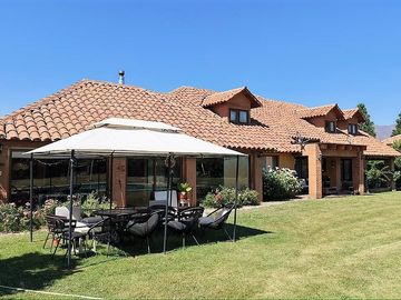 En venta exclusiva casa estilo chileno en Condominio Los Placeres – Rinconada de Los Andes. 11.400 UF.