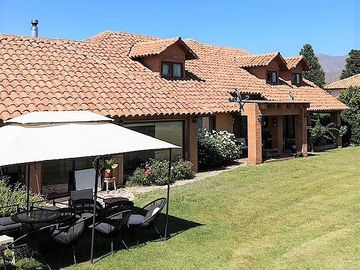 En venta exclusiva casa estilo chileno en Condominio Los Placeres – Rinconada de Los Andes. 11.400 UF.