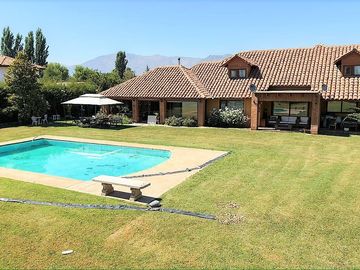 En venta exclusiva casa estilo chileno en Condominio Los Placeres – Rinconada de Los Andes. 11.400 UF.