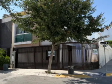 ??Casa  en Venta en Fraccionamiento Cumbres Provenza, unica en Esquina en una ubicación privilegiada