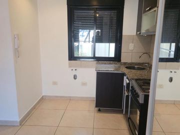 Departamento al frente con balcón