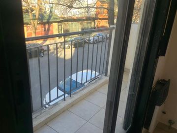 Departamento al frente con balcón