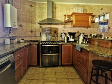 En venta hermosa casa  de 2 pisos, 310 m2., San Isidro, Quillota. 14.976 UF