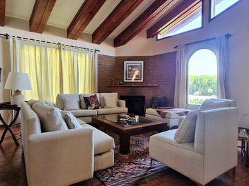 En venta hermosa casa  de 2 pisos, 310 m2., San Isidro, Quillota. 14.976 UF