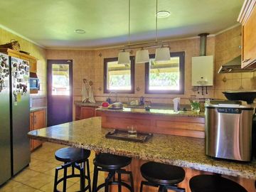 En venta hermosa casa  de 2 pisos, 310 m2., San Isidro, Quillota. 14.976 UF