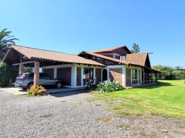 En venta hermosa casa  de 2 pisos, 310 m2., San Isidro, Quillota. 14.976 UF