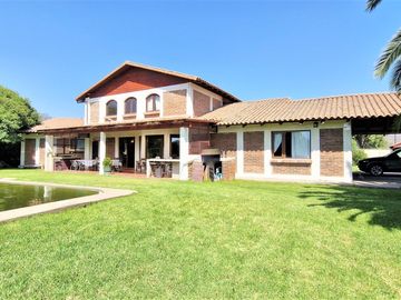En venta hermosa casa  de 2 pisos, 310 m2., San Isidro, Quillota. 14.976 UF