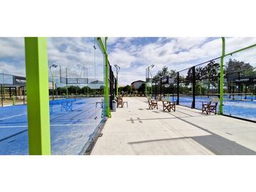 Venta de sitio de 29.375 m2., loteo dividido en 5 parcelas, con 4 canchas de Padel, en Quillota. 15.000 UF.