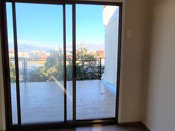 Venta de amplia casa recién remodelada, 4 dormitorios, en Limache. 68 M$