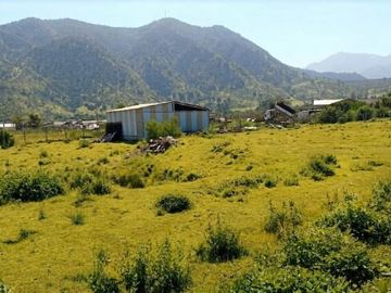 En venta, parcela de 5.000 m2., con casa de 2 dormitorios, en El Melón, Nogales.  100 M$