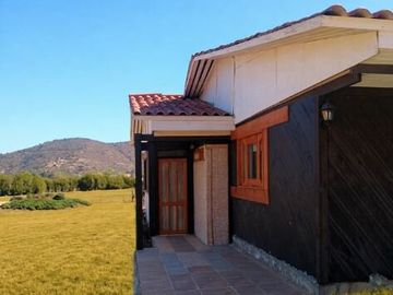 En venta, parcela de 5.000 m2., con casa de 2 dormitorios, en El Melón, Nogales.  100 M$