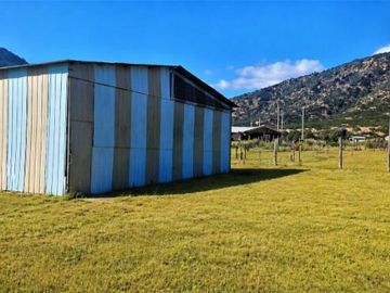 En venta, parcela de 5.000 m2., con casa de 2 dormitorios, en El Melón, Nogales.  100 M$