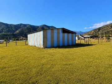 En venta, parcela de 5.000 m2., con casa de 2 dormitorios, en El Melón, Nogales.  100 M$