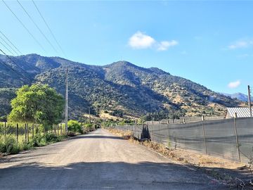 En venta, parcela de 5.000 m2., con casa de 2 dormitorios, en El Melón, Nogales.  100 M$