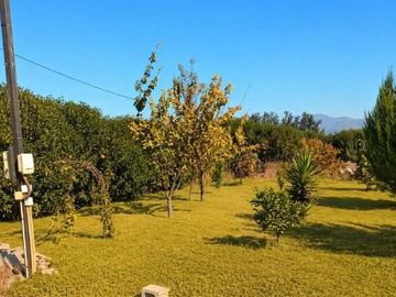 En venta, parcela de 5.000 m2., con casa de 2 dormitorios, en El Melón, Nogales.  100 M$