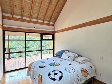 CASA EN EL RETIRO RODEADA DE BOSQUE