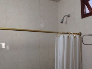 Alquiler casa 3 amb. con cochera  Lanús Este