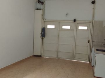 Alquiler casa 3 amb. con cochera  Lanús Este