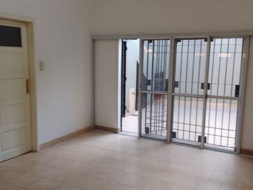 Alquiler casa 3 amb. con cochera  Lanús Este