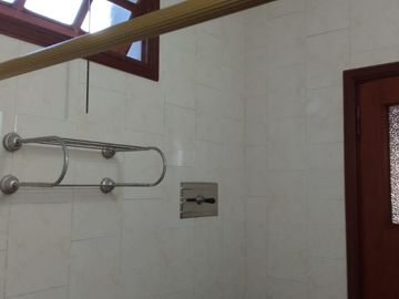 Alquiler casa 3 amb. con cochera  Lanús Este