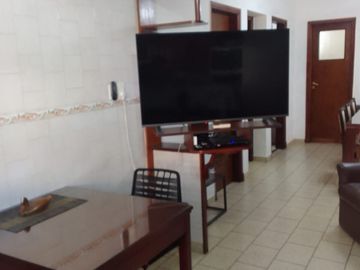 Alquiler casa 3 amb. con cochera  Lanús Este