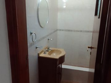 Alquiler casa 3 amb. con cochera  Lanús Este