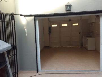 Alquiler casa 3 amb. con cochera  Lanús Este
