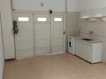 Alquiler casa 3 amb. con cochera  Lanús Este