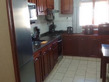 Alquiler casa 3 amb. con cochera  Lanús Este