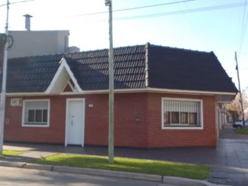 Alquiler casa 3 amb. con cochera  Lanús Este