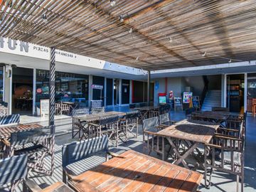 Alquiler local a estrenar c/ 3 vidrieras + 3 cocheras - VEN Street Center, Dique Luján, Tigre