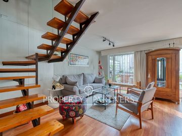 Venta casa en Ñuñoa: amplios espacios, 4 dormitorios y excelente conectividad en un sector consolidado.