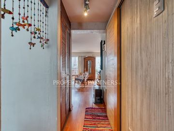 Venta casa en Ñuñoa: amplios espacios, 4 dormitorios y excelente conectividad en un sector consolidado.