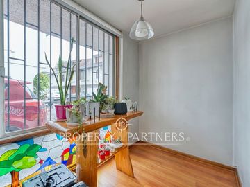 Venta casa en Ñuñoa: amplios espacios, 4 dormitorios y excelente conectividad en un sector consolidado.