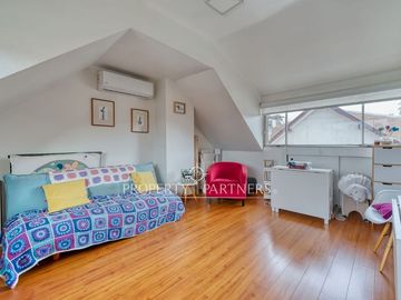 Venta casa en Ñuñoa: amplios espacios, 4 dormitorios y excelente conectividad en un sector consolidado.
