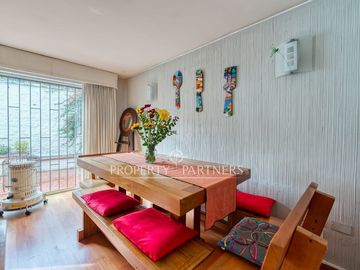 Venta casa en Ñuñoa: amplios espacios, 4 dormitorios y excelente conectividad en un sector consolidado.