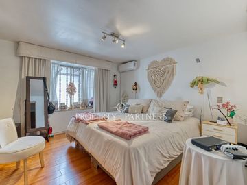 Venta casa en Ñuñoa: amplios espacios, 4 dormitorios y excelente conectividad en un sector consolidado.