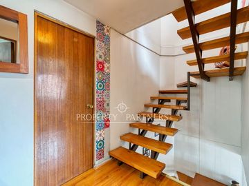 Venta casa en Ñuñoa: amplios espacios, 4 dormitorios y excelente conectividad en un sector consolidado.