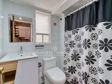 Venta casa en Ñuñoa: amplios espacios, 4 dormitorios y excelente conectividad en un sector consolidado.