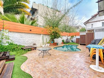 Venta casa en Ñuñoa: amplios espacios, 4 dormitorios y excelente conectividad en un sector consolidado.