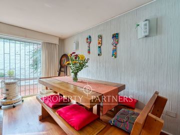 Venta casa en Ñuñoa: amplios espacios, 4 dormitorios y excelente conectividad en un sector consolidado.