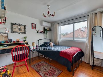 Venta casa en Ñuñoa: amplios espacios, 4 dormitorios y excelente conectividad en un sector consolidado.