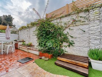 Venta casa en Ñuñoa: amplios espacios, 4 dormitorios y excelente conectividad en un sector consolidado.
