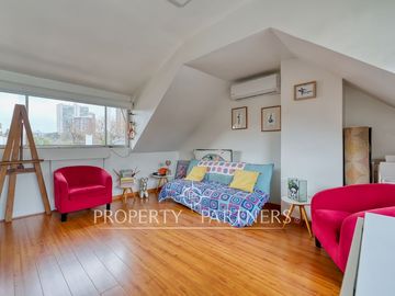 Venta casa en Ñuñoa: amplios espacios, 4 dormitorios y excelente conectividad en un sector consolidado.