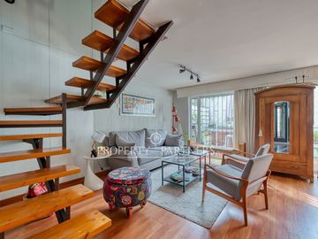 Venta casa en Ñuñoa: amplios espacios, 4 dormitorios y excelente conectividad en un sector consolidado.