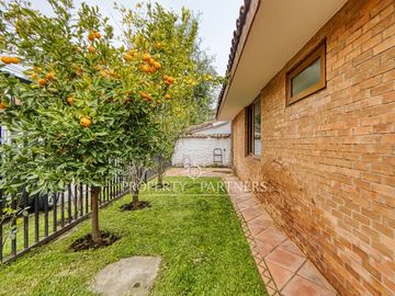 Excelente Casa Familiar Remodelada en Pasaje Cerrado | Vitacura