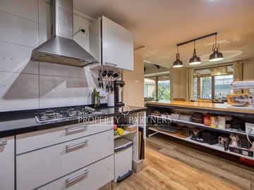 Excelente Casa Familiar Remodelada en Pasaje Cerrado | Vitacura