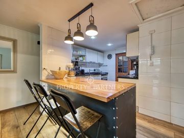 Excelente Casa Familiar Remodelada en Pasaje Cerrado | Vitacura