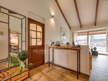 Excelente Casa Familiar Remodelada en Pasaje Cerrado | Vitacura